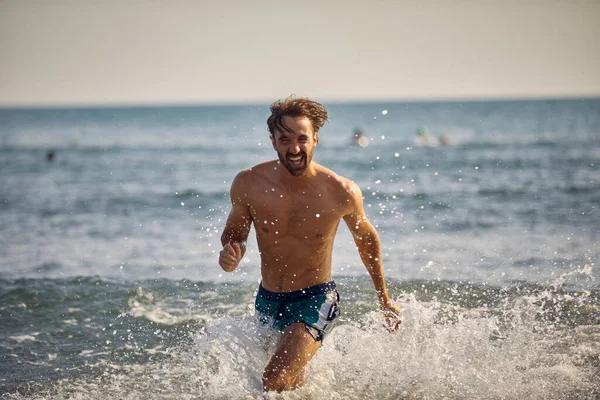 Szczęśliwy Młody Człowiek Baw Się Plaży Nad Morzem — Zdjęcie stockowe