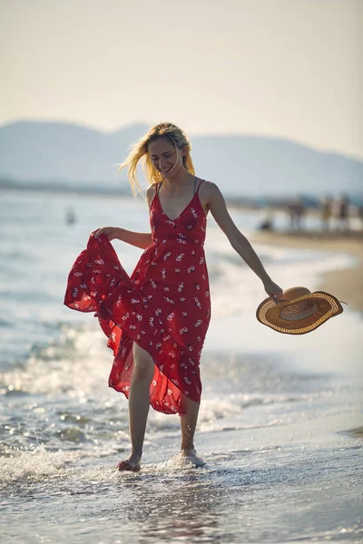 Молодая Женщина Наслаждается Прогулкой Пляжу Женщина Красном Платье Идет Берегу — стоковое фото