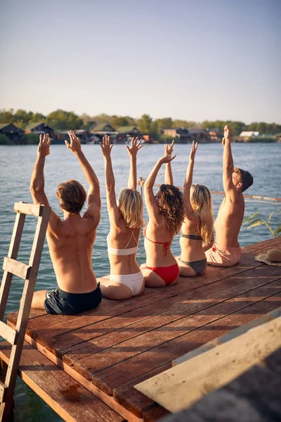 Glückliche Freunde Verbringen Freizeit Gemeinsam Urlaub Dock — Stockfoto