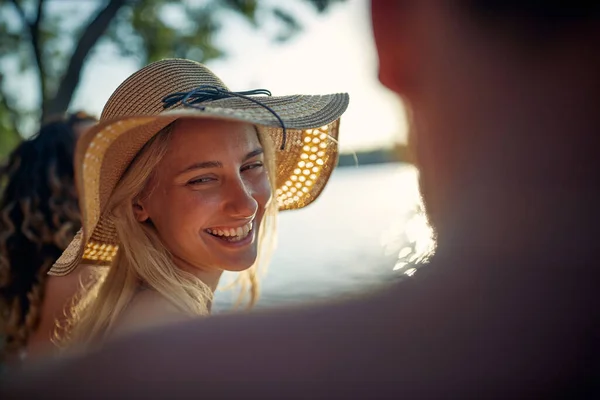 Lächelndes Junges Mädchen Sommerurlaub Mit Ihren Freunden — Stockfoto