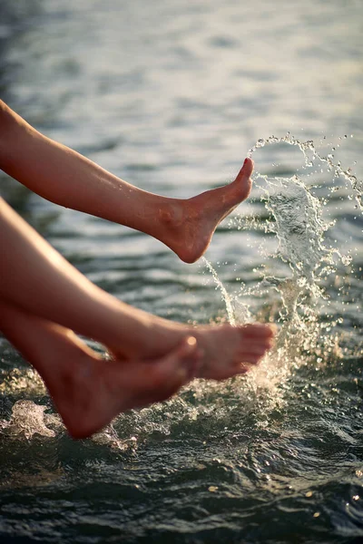 Houpající Nohy Vodě Přátelé Společně Užívají Dovolené — Stock fotografie