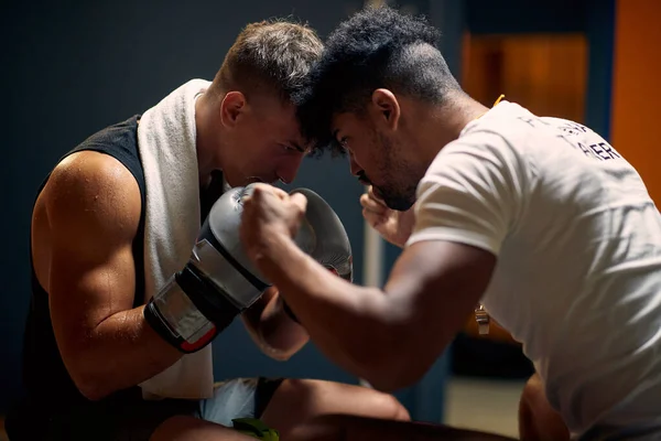 Ung Boxningsspelare Med Tränare Omklädningsrummet Förbereder Sig För Träning Hålla — Stockfoto