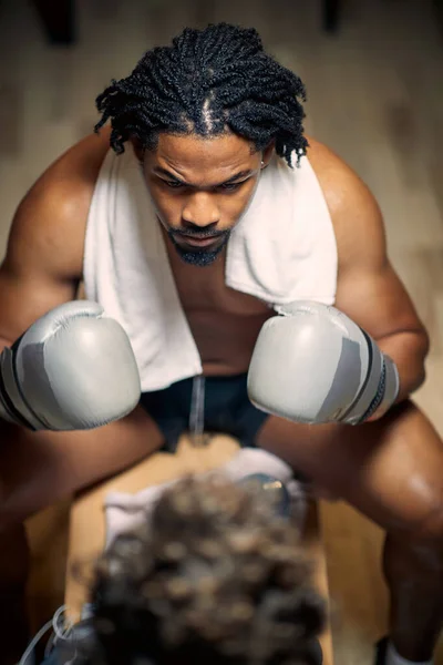 Starker Junger Mann Ohne Hemd Mit Boxhandschuhen Der Auf Der — Stockfoto