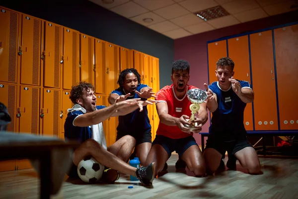 Une Équipe Jeunes Footballeurs Célébrant Première Place Gagnent Ensemble Dans — Photo
