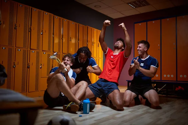 Neşeli Genç Oyuncular Soyunma Odasında Başarıyı Kutluyor Altın Kupa Kazanıyorlar — Stok fotoğraf