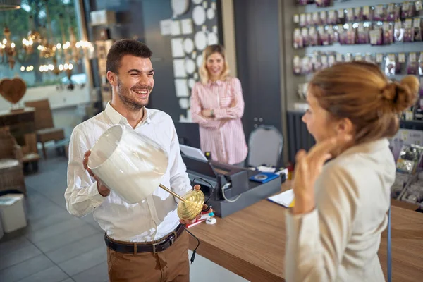 가게에 부부가 아름다운 램프에 감탄하고 있습니다 남자는 인상적 행복해 보이는 — 스톡 사진