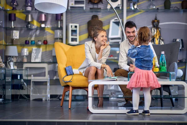 Familie Brengen Kwaliteit Tijd Samen Tijdens Het Winkelen Voor Thuis — Stockfoto