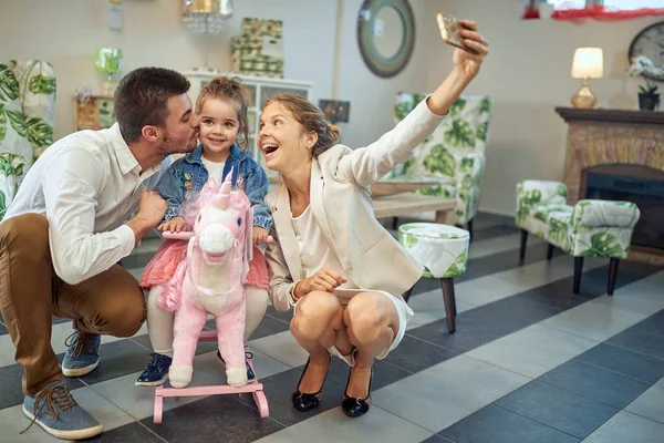 Familie Fängt Lustige Momente Zwischen Schönen Lichtern Ein — Stockfoto