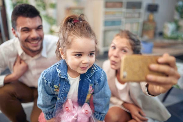 Perheen Erityinen Hetki Ottaa Selfie Yhdessä Äiti Isä Tytär Ovat — kuvapankkivalokuva