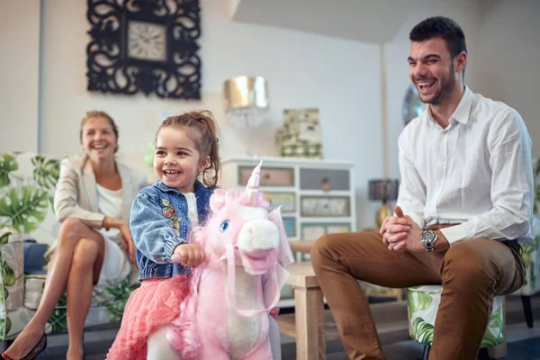Lycklig Familj Fångas Ett Ögonblick Ren Glädje Och Lycka Mamman — Stockfoto