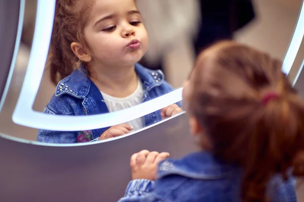 Kleines Mädchen Das Mit Ihrem Spiegelbild Spiegel Spielt — Stockfoto