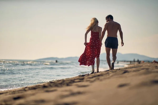 Seninle Güzel Anlar Mutlu Çift Birlikte Denizde Tatilin Tadını Çıkarıyor — Stok fotoğraf