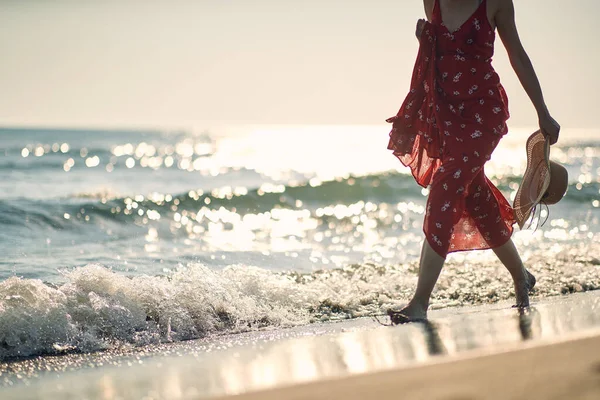 若い女性は美しい夏の日にビーチの浅いを裸足で歩くのを楽しんでいます ビーチ — ストック写真
