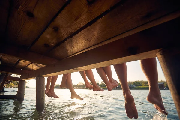 Ομάδα Φίλων Που Απολαμβάνουν Τις Καλοκαιρινές Διακοπές Στο Ποτάμι — Φωτογραφία Αρχείου