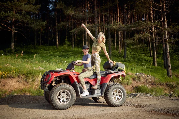 年轻快乐的女人驾驶着越野车 — 图库照片
