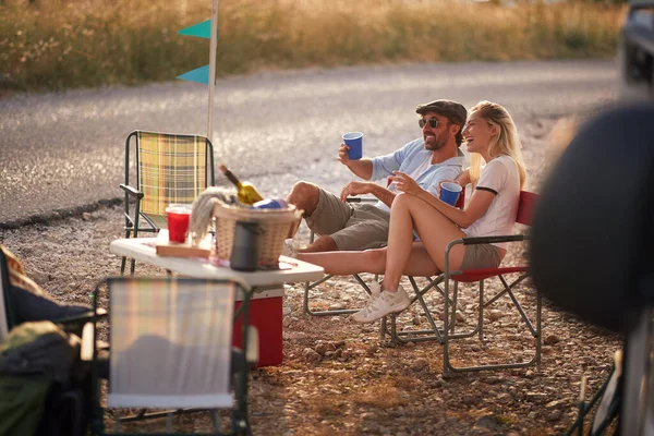 自然の中で美しい晴れた日にキャンプ場に座って 景色と飲み物を楽しんでいる若いカップル キャンプ — ストック写真