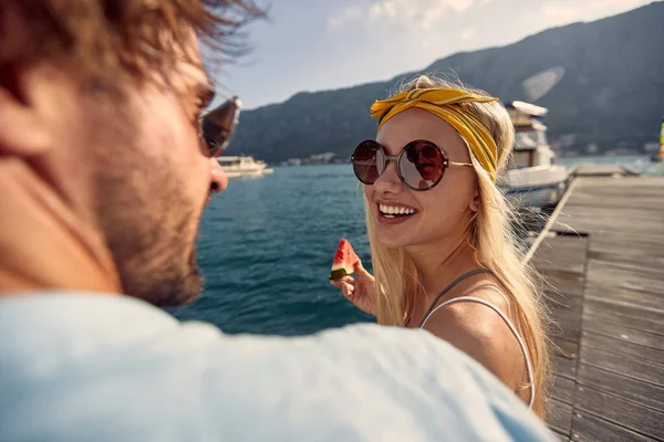Młoda Para Zakochana Flirtuje Nad Jeziorem Uśmiechnięta Kobieta Cieszy Się — Zdjęcie stockowe