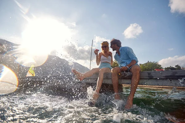 可爱的夫妇享受着吉蒂阳光灿烂的一天 那个女人拿着西瓜在水里泼水旅游业 生活方式概念 — 图库照片