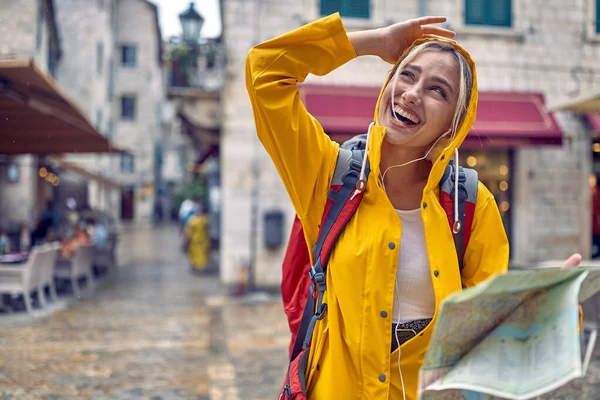 Şehirde Yağmurda Yürümek Haritalı Genç Turist Kadın Mutlu Gülümsüyor Yeni — Stok fotoğraf