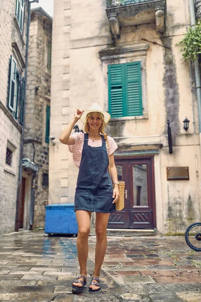 Stylish Blonde Summer Texas Dress Posing Front Old Buildings Lifestyle — Stock Photo, Image