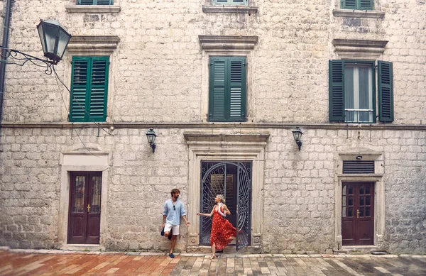Eski Avrupa Binasının Önünde Buluşan Genç Bir Çift Kırmızı Yaz — Stok fotoğraf