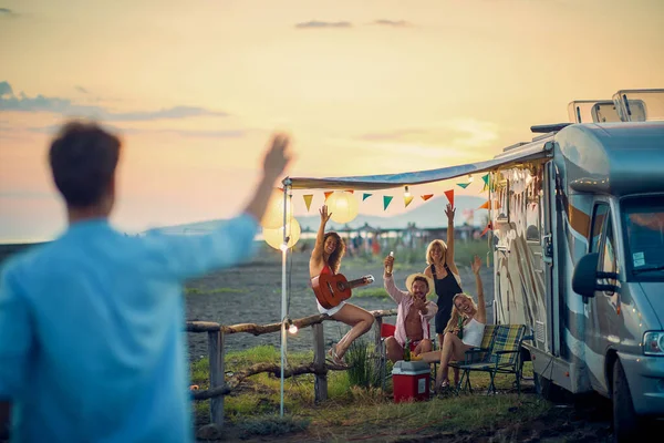 Een Groep Vrienden Camping Een Prachtige Zonsondergang Tijdens Een Vakantie — Stockfoto