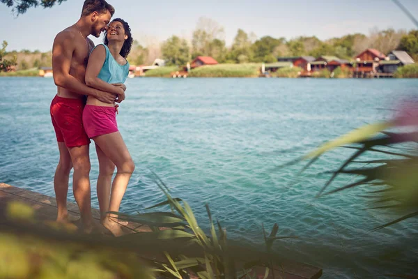 Pasangan Muda Yang Romantis Menikmati Dan Bersantai Pagi Hari Pada — Stok Foto