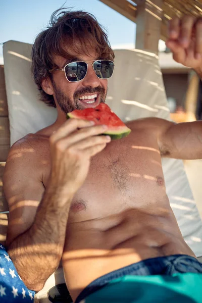 Glücklicher Mann Entspannt Sich Und Isst Wassermelone Urlaub Strand — Stockfoto