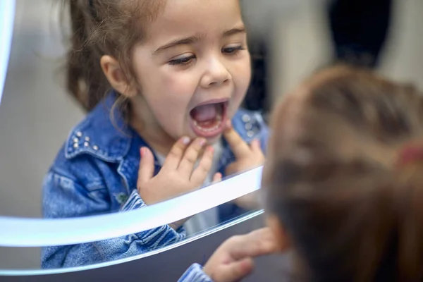 Słodka Dziewczynka Patrząca Zęby Lustrze Urocze Małe Dziecko Robi Miny — Zdjęcie stockowe