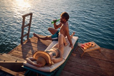 Romantik genç çift dinleniyor. Tatil gezisindeki çift.