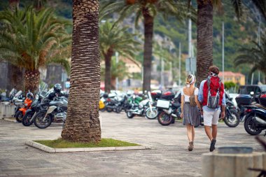 Yaz kentinde yürüyüş yapan genç ve güzel bir turist çift. Seyahat, birliktelik, aşk konsepti..