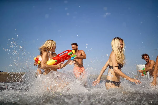 Jovens Amigos Divertir Praia Férias Verão Brincando Com Armas Água — Fotografia de Stock