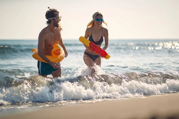 Двое Счастливых Друзей Дерутся Пляже Водяного Пистолета — стоковое фото