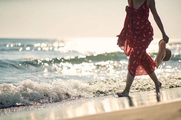 Uma Jovem Mulher Gosta Caminhar Descalça Pela Praia Belo Dia — Fotografia de Stock