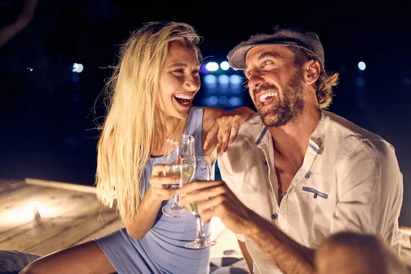 Jovem Casal Apaixonado Está Brindando Enquanto Desfruta Vinho Noite Bar — Fotografia de Stock