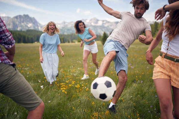 Amigos Divertindo Fora Natureza Homem Chutando Bola Futebol Divertimento União — Fotografia de Stock