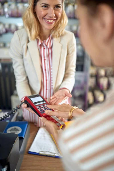 Young Woman Paying Credit Card Entering Her Pin Code Lovely — Stock Photo, Image