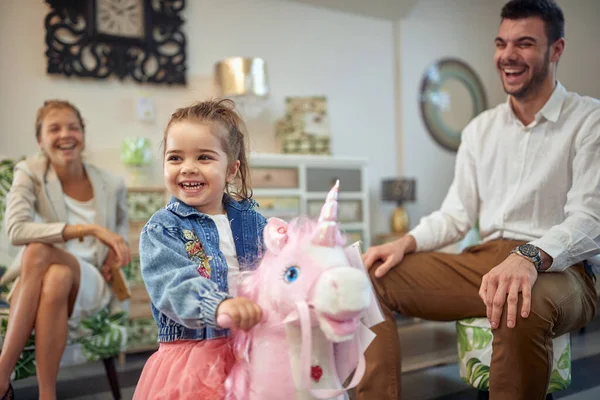 Adorable Niña Montado Unicornio Rosa Mecedora Caballo Una Tienda Frunitura — Foto de Stock