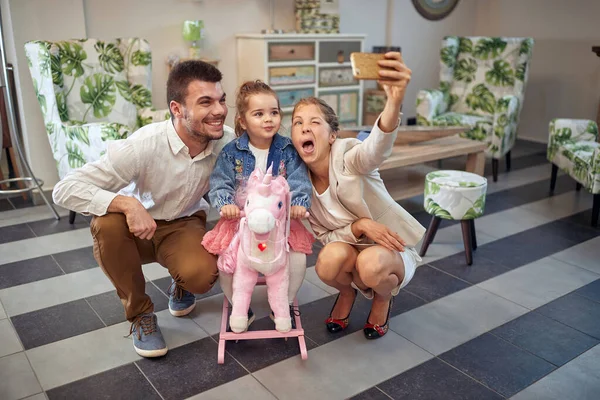 Glückliche Familie Möbelhaus Selfie Machen Ein Schaukelpferd Einhorn Für Die — Stockfoto