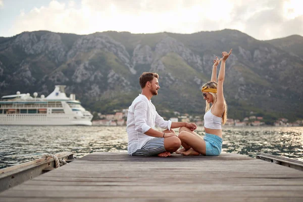 Gölde Takılıyorum Romantik Tatil Çiftler Göl Kıyısında Oturup Eğleniyorlar — Stok fotoğraf
