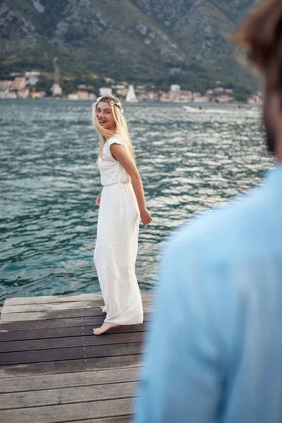 Gelukkig Pasgetrouwd Stel Houten Steiger Aan Zee Mooie Bruid Die — Stockfoto