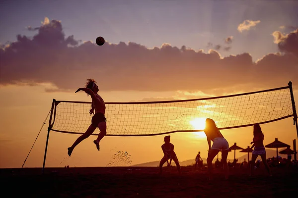 Przyjaciele Grający Siatkówkę Plaży Grupie Młody Sportowiec Skaczący Piłką Sport — Zdjęcie stockowe