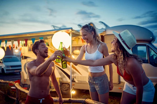 Святкування Літа Відпустці Друзями Молоді Веселі Люди Готують Пивом Кемпінг — стокове фото