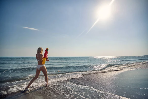 Jovem Mulher Atraente Com Arma Água Andando Praia Mulher Bonita — Fotografia de Stock