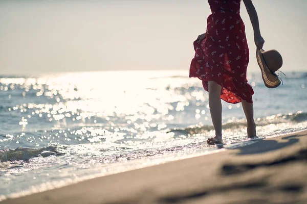 Mulher Vestido Vermelho Andando Praia Pôr Sol Bonito — Fotografia de Stock