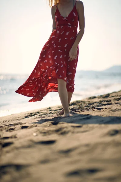 Menina Vestido Vermelho Andando Praia Pôr Sol Bonito — Fotografia de Stock