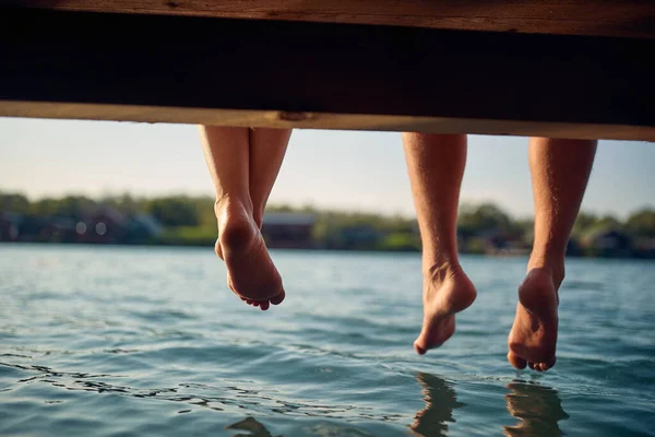 Casal Romântico Desfrutando Verão Juntos Lago — Fotografia de Stock