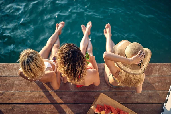 Chicas Jóvenes Felices Disfrutando Juntos Vacaciones Colgando Las Piernas Agua —  Fotos de Stock