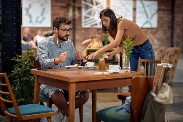 カフェテリアで若い学生 コーヒーを楽しむ 女性立って テーブルの上に物事を管理し ペーパータオルで掃除します カフェ ライフスタイルのコンセプト — ストック写真