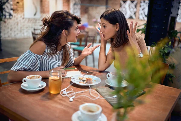Novia Café Conversando Hablando Algo Con Cara Sorprendida Juntas Diversión — Foto de Stock
